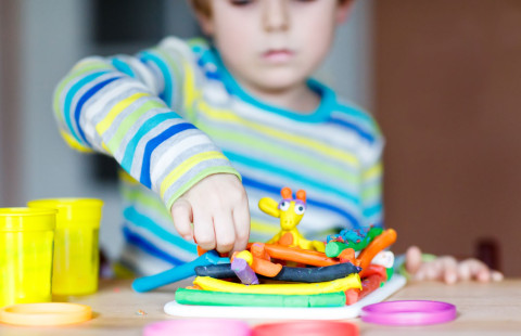 Lapsi leikkii muovailuvahalla