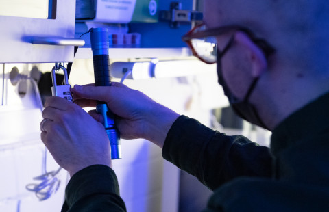 Pelaaja avaa lukkoa UEFin farmasian laitoksen pakohuoneessa.