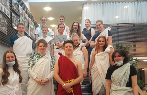 Osa kurssilaisista ryhmäkuvassa