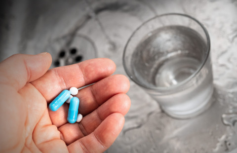 Lääkkeitä kädessä.