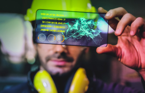 Mies katselee hologramminäyttöä.