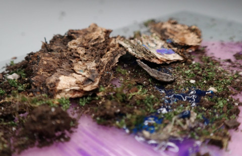 Kuvassa nykytaideinstallaatio eri materiaaleista