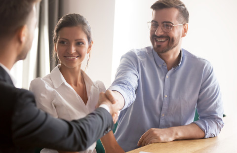 Henkilöt kättelemässä.