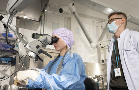 Väitöskirjatutkija Jesse Tapiala seuraa sormituntumaltaan lähellä todellisuutta olevan 3D-tulostetun ohimoluumallin porausta.