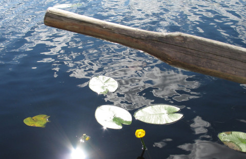 Soutuveneen aito järven pintaa vasten.