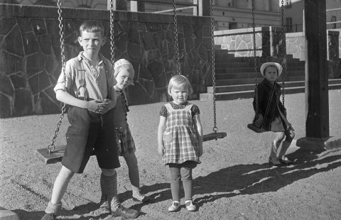 Sota-ajan lapsia. SA-kuva.