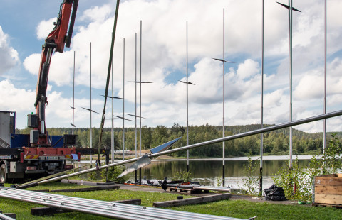 Korjattua Lentoon-teosta asennetaan paikalleen Savilahteen.