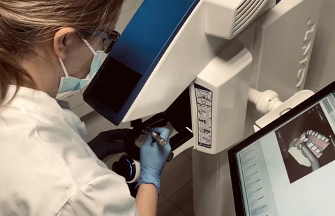 Student using Simodoint Dental Trainer