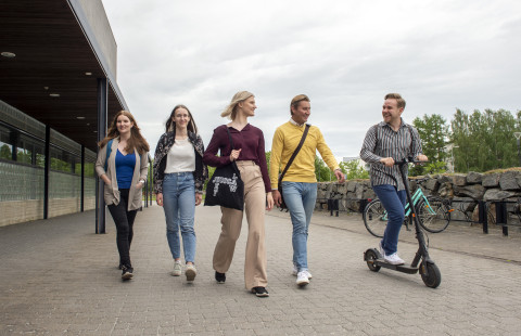 Opiskelijat kävelevät Auroran edessä.