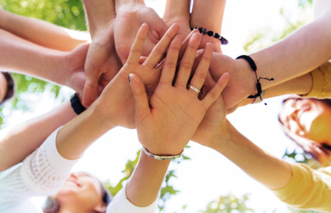 Ystävät pitävät käsiä yhdessä.