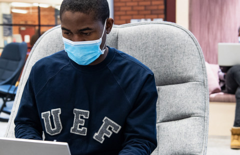 Kaksi opiskelijaa UEFin kirjastossa.