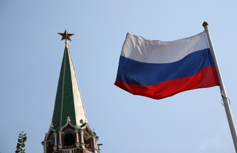 Venäjän lippu Kremlin edustalla Moskovassa.
