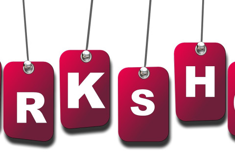 Sanan workshop kirjaimet kukin irrallisella lapulla roikkumassa naruista.