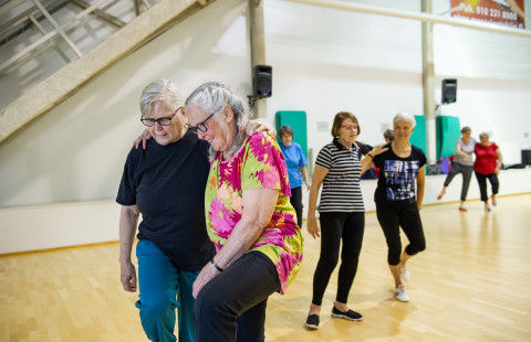 Eläkeläisnaisia jumpassa