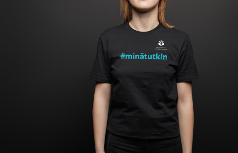 Nainen minätutkin-paita päällään.