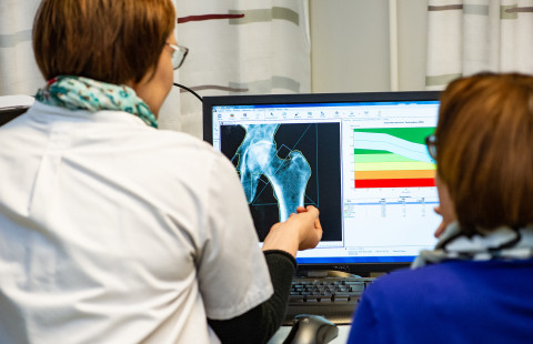 Results of bone mineral density mesurement at the femoral neck bone on computer screen