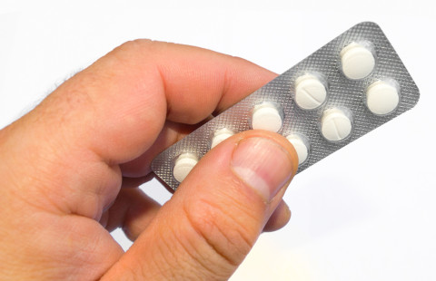 Lääkepakkaus kädessä