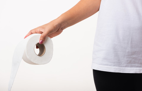 WC-paperirulla kädessä