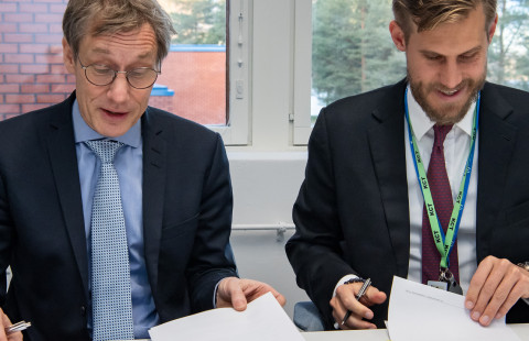 Sopimuksen allekirjoitus.