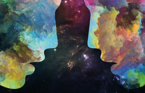 kaksi tyyliteltyä moniväristä kasvoprofiilia toisiaan kohti.