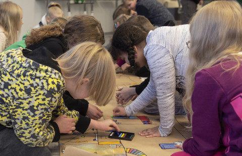 Oppilaat piirtävät.