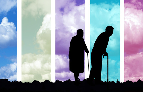 kaksi vanhusta siluetteina, taustalla pilviä.