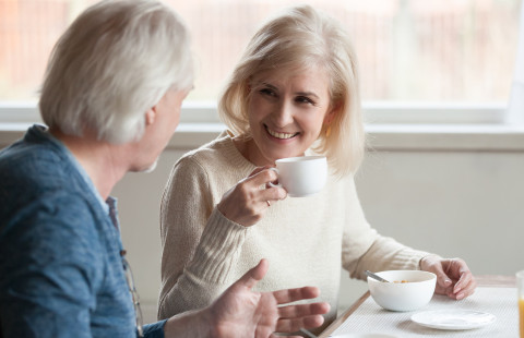 Mies ja nainen kahvilla