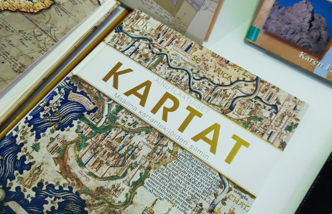 Karttakirjojen kansia.