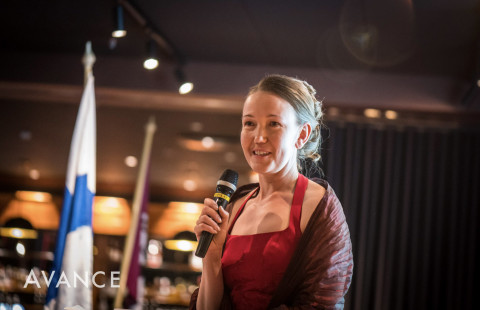 Sari Kaartoaho kiittää vuoden opiskelijan palkinnosta