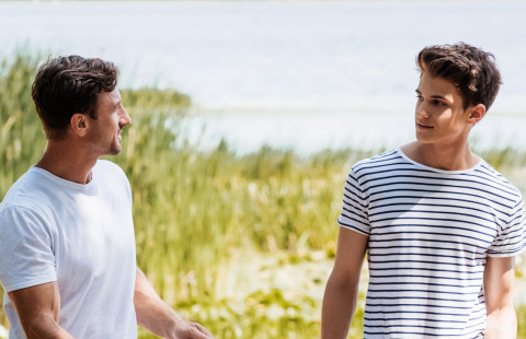 Isä ja poika keskustelevat.