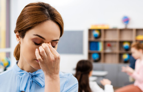 Opettaja luokan edessä.