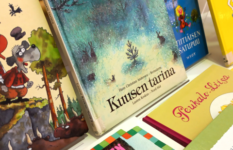 Lastenkirjoja pöydällä