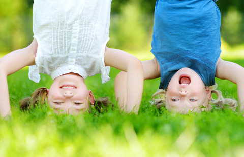 Lapsia nurmikolla