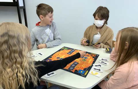 Oppilaat pelaamassa.