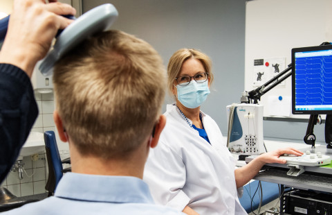 Mies neurologisessa tutkimuksessa.