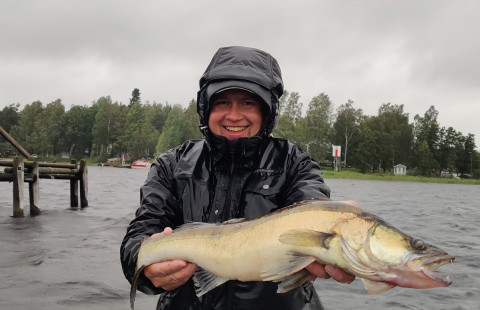 Kalastaja ja kala. Kuva Teppo Puolakka.