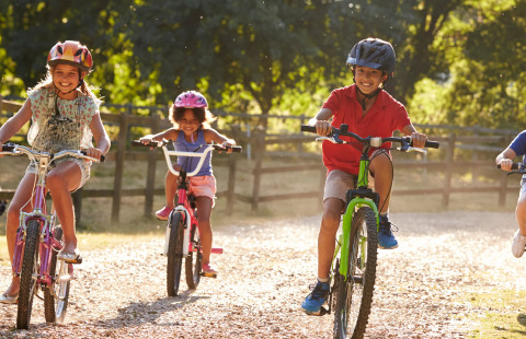 Pyöräileviä lapsia.