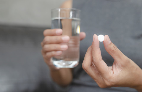 Tabletti ja vesilasi.