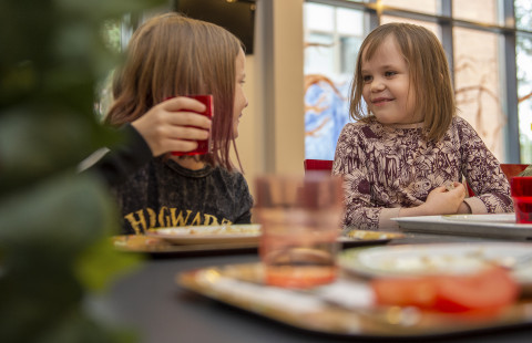 Oppilaat ruokailemassa.