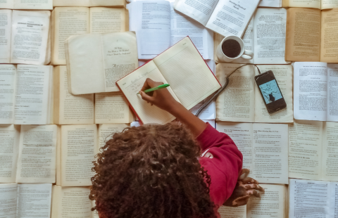 nainen, kirjoja, tekstejä