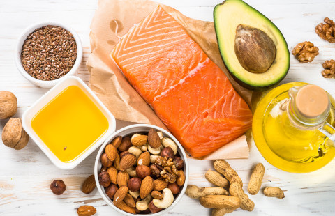 Öljyä, lohta, pähkinöitä ja muita pehmeiden rasvojen lähteitä.