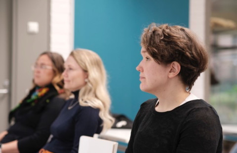  Kolme naista osallistumassa psykologian tohtoriopiskelijoiden seminaariin.