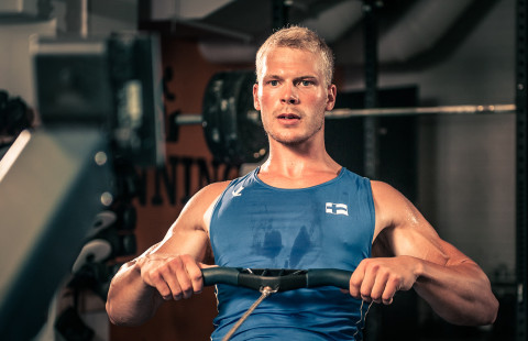 Väitöskirjatutkija ja soutaja Joel Naukkarinen, kuvaaja Anssi Saviluoto.