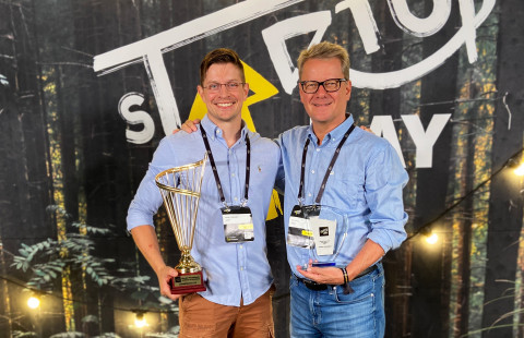 UCOT-tiimin edustajat, tutkijat Pauli Turunen ja Seppo Honkanen vastaanottivat palkinnon.