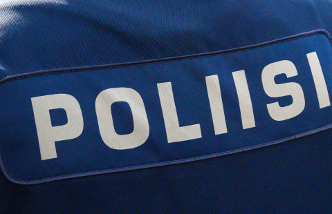Poliisi teksti takin selässä.