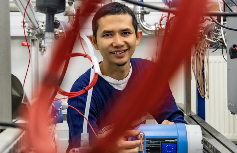 Opiskelija teknillisen fysiikan laboratoriossa