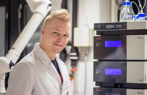 opiskelija kemian laboratoriossa