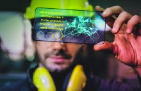 Mies katselee hologrammia