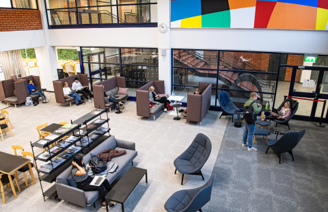 Kuopion kampuskirjaston sisätilat.