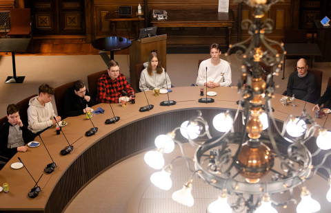 Oppilaat Säätytalolla.